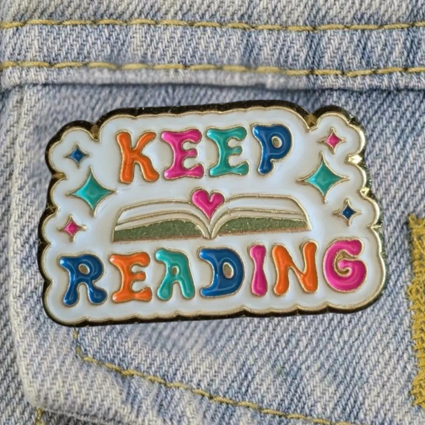 Keep Reading Enamel Pin 💖✨ – For Book Lovers & Dreamers